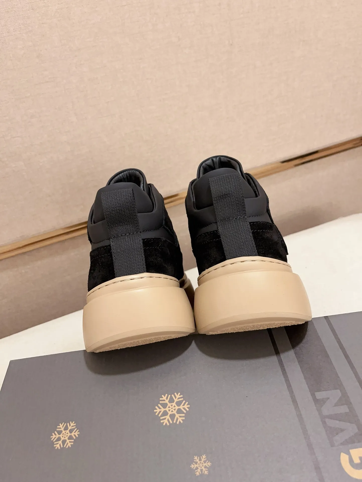 Factory Price: 380 Men's Men's Shoes💰North American Men's Shoes Ugg ☃️In the special sale of new high-quality men's shoes and snow boots in autumn and winter, the nemesis of extreme cold weather! Made of cowhide leather, merino wool lining, and original outsole, whether driving, outdoor or daily wear, there is always one that suits you! Code number 39-44